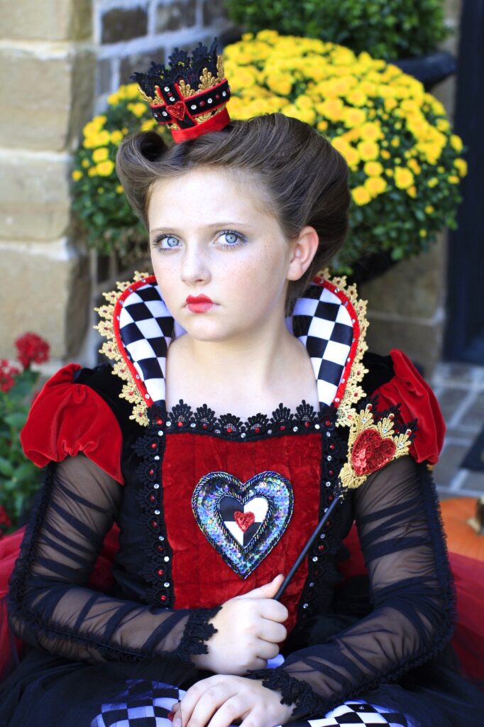 young girl dressed up as the Queen of Hearts |Halloween Hairstyle