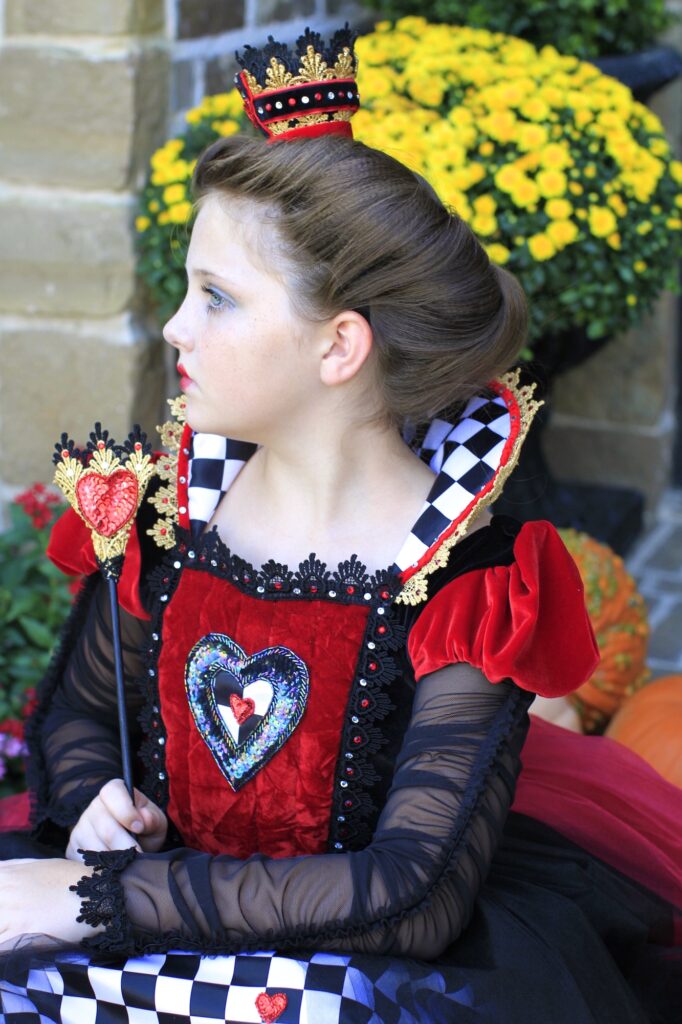 Young girl dressed up as the Queen of Hearts | Halloween Hairstyle 