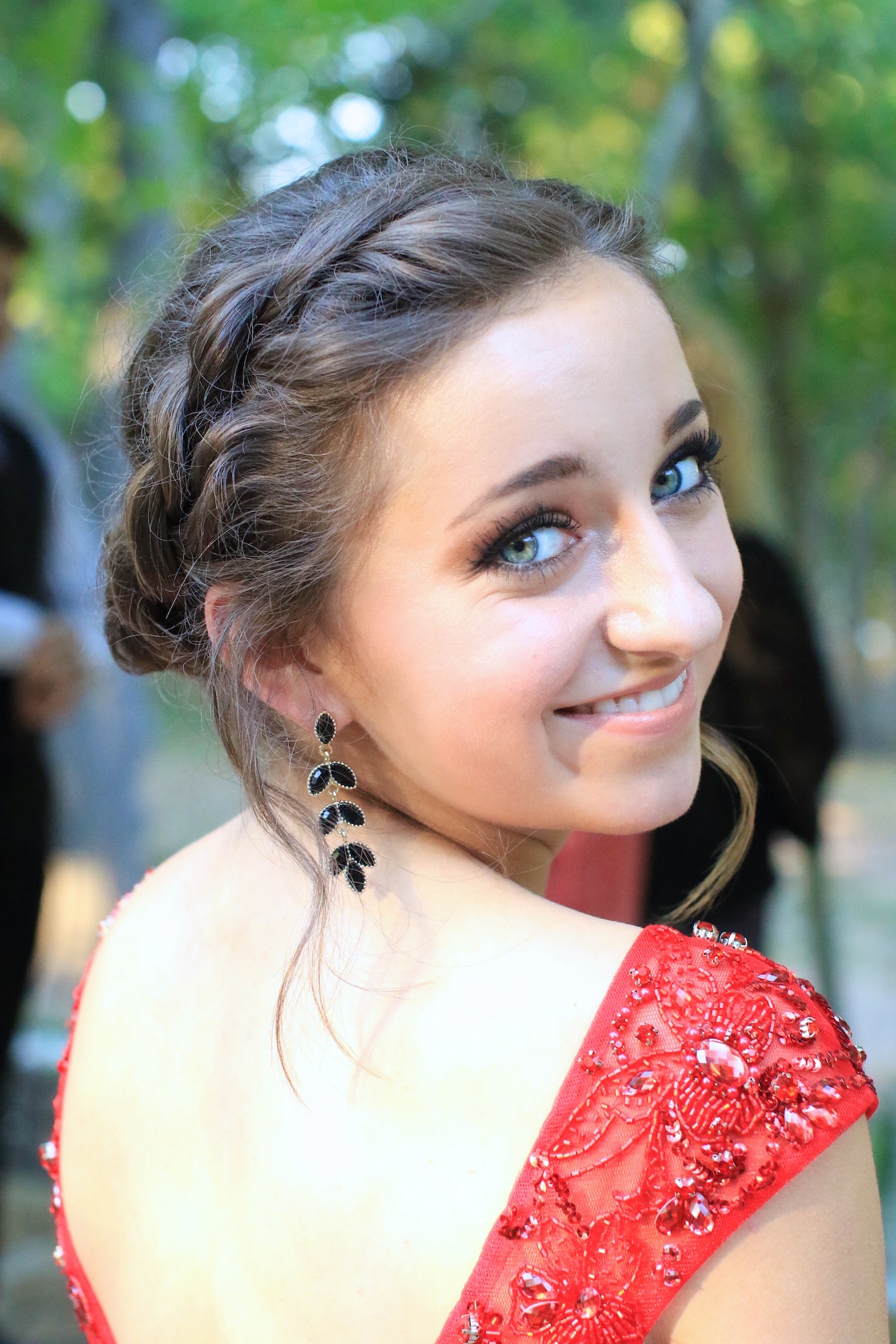 49 Cutest Prom Hairstyles for Medium-Length Hair for 2024